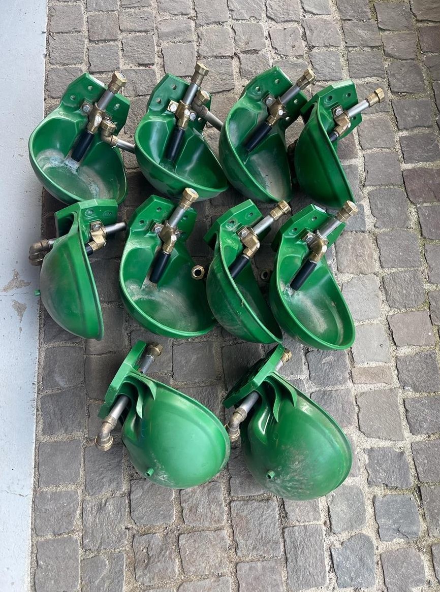 Tränkebecken mit Wasserrohre und Isolationsmaterial